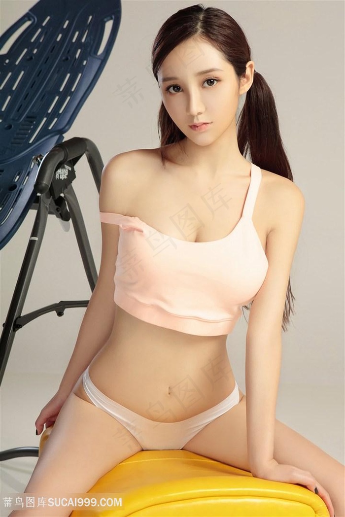 亲切的金子在桌子上打牌卡