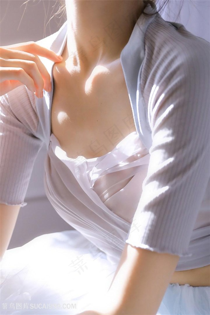 学长的手在我裤子里淫文一边c我