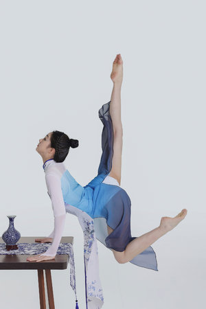 女邻居丰满的奶水完整