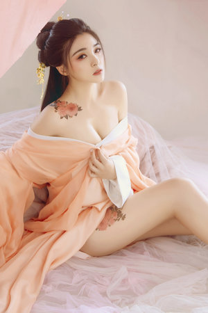 我把她衣服脱了