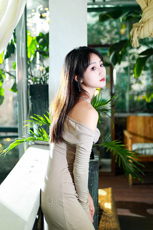 商务旅戴绿女上司