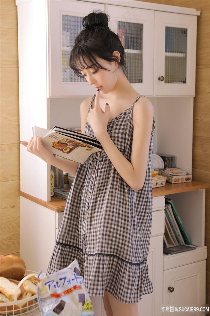 美女请房东帮忙修空调视频